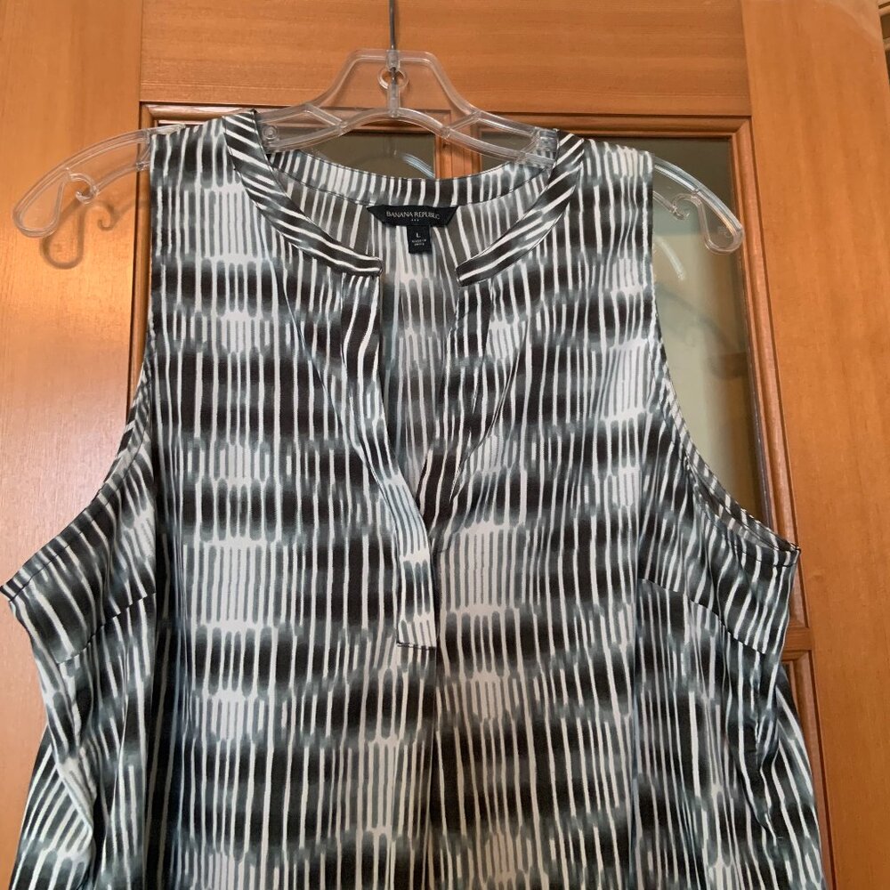 Banana Republic Women's Gray & White v-neck Tank Blouse, Size L - Picture 3 of 6